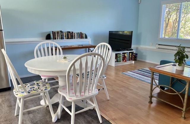 Private suite w/ kitchen - 2 minutes from the beach