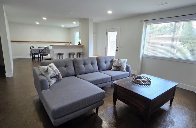 Private suite w/ your very own patio in Beautiful Blind Bay. Pet friendly!
