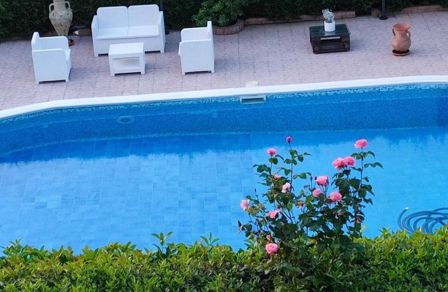 Private swimming pool and breathtaking sea view.