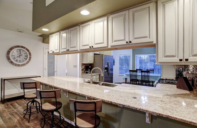 PRIVATE SWIMMING POOL (2428) 3BD/2BA, Sleeps 8
