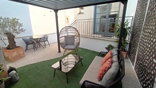 Private Terrace at Flores Street