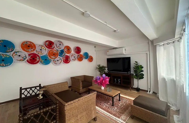 Private Full-Floor Spacious 5BR in China Town