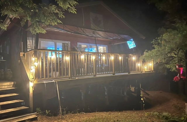 Private 3 bedroom cottage on sm but beautiful lake.