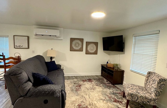 Private Tranquil Cottage- Close to Hospitals and Pet Friendly!