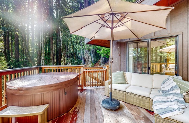 Private Tree-Top Retreat - Hot Tub & Scenic Deck