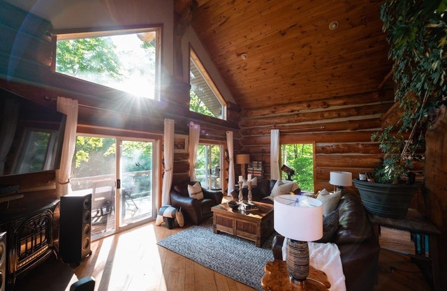Private Treehouse in the Woods w/ Hot Tub
