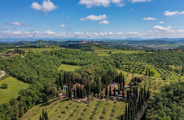 EXKLUSIVE TOSKANISCHE VILLA MIT SWIMMINGPOOL UND PRIVATER KIRCHE