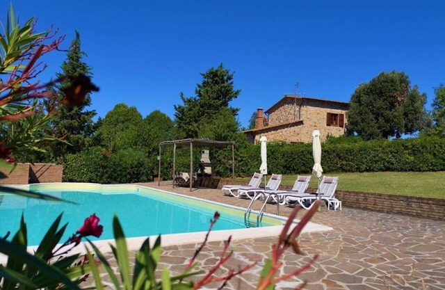 Alleinstehendes Ferienhaus mit W-LAN, Klimaanlage, privatem Pool, TV, Innenhof, Panoramablick