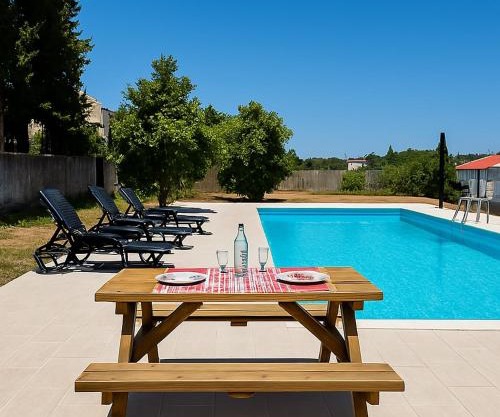 Private V3 Equipped Kitchen & Pool