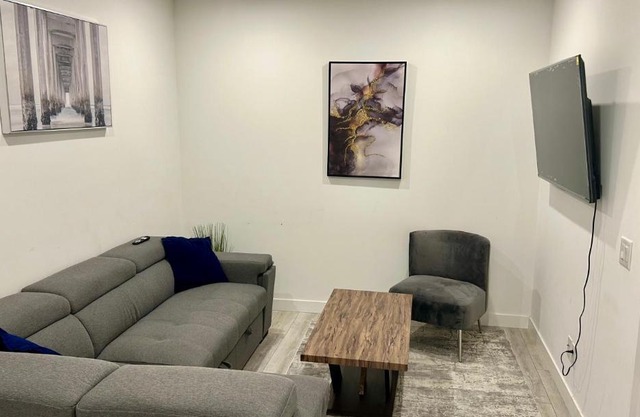 Private Very Spacious 2 bed 1-Bedroom basement Suite SW Calgary