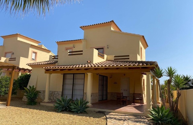 Villa mit eigenem Pool und zwei Balkonen im ersten Stock