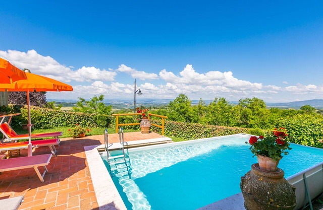 Alleinstehendes Ferienhaus mit Klimaanlage, W-LAN, privatem Pool, TV, Innenhof, Panoramablick