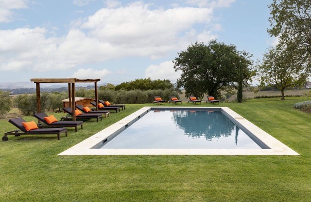 Alleinstehendes Ferienhaus mit privatem Pool, W-LAN, Whirlpool, Klimaanlage, TV, Innenhof