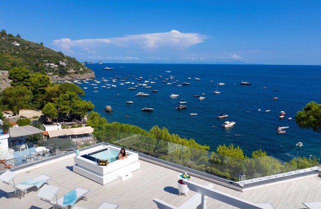 Alleinstehendes Ferienhaus mit privatem Pool, Whirlpool, W-LAN, Klimaanlage, TV, Innenhof