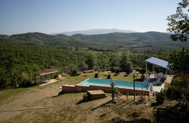 Private Villa with private pool, WIFI, A/C, TV, patio, panoramic view, parking, close to Arezzo