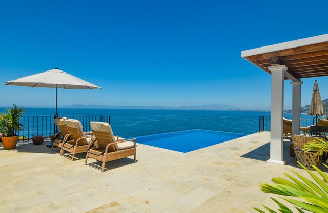 Private Villa - 3 Zim. & 3 Bäder mit privatem Pool, Meerblick in Strandnähe.