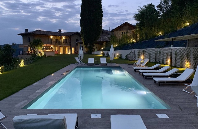 Private Villa in 5 Hektar, mit großem Pool und Außenküche. 5 Minuten nach Canelli
