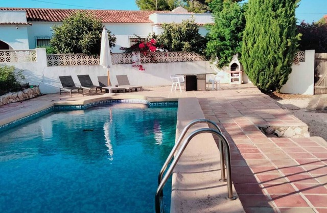 Private villa in Moraira for 4 with private pool. 22 minutes walk to the beach.
