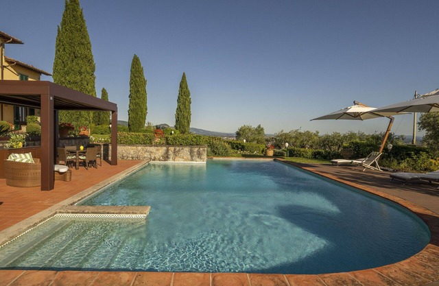 Alleinstehendes Ferienhaus mit Whirlpool, W-LAN, Sauna, privatem Pool, Klimaanlage, TV, Innenhof