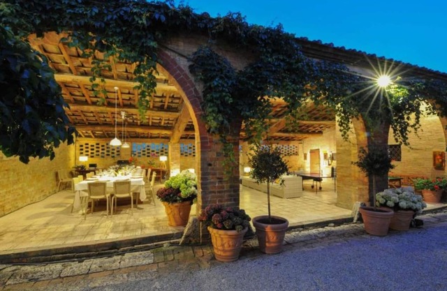Schönes alleinstehendes Ferienhaus mit W-LAN, Klimaanlage, Whirlpool, privatem Pool, TV, Innenhof