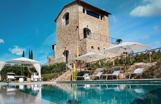 Alleinstehendes Ferienhaus mit Klimaanlage, W-LAN, Sauna, privatem Pool, Whirlpool, TV, Innenhof