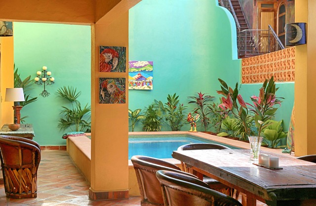 Private Villa nur wenige Schritte von der Stadt und dem Strand entfernt. Riesige Küche / Pool / Wifi / AC