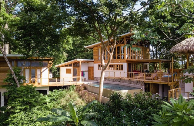 Neues Haus mit Blick auf Strand / Dschungel. 4 Schlafzimmer / 4 Bäder & Infinity-Pool. Schlaf 8