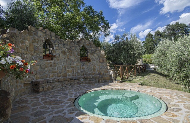 Alleinstehendes Ferienhaus mit Klimaanlage, Sauna, privatem Pool, Whirlpool, W-LAN, TV, Innenhof