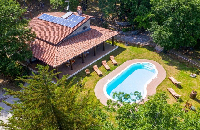 Alleinstehendes Ferienhaus mit privatem Pool, W-LAN, TV, Innenhof, Panoramablick, Parkplatz