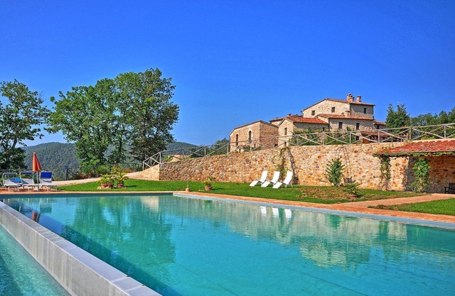 Alleinstehendes Ferienhaus mit W-LAN, Whirlpool, Klimaanlage, Sauna, privatem Pool, TV, Innenhof