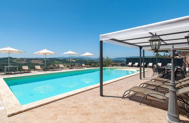 Alleinstehendes Ferienhaus mit W-LAN, Klimaanlage, privatem Pool, TV, Innenhof, Panoramablick