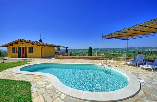 Alleinstehendes Ferienhaus mit W-LAN, privatem Pool, Klimaanlage, TV, Terrasse, Panoramablick