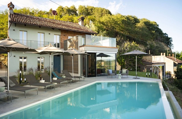 Alleinstehendes Ferienhaus mit W-LAN, Whirlpool, Klimaanlage, privatem Pool, Sauna, TV, Innenhof
