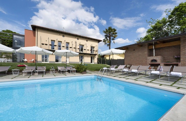 Schönes alleinstehendes Ferienhaus mit Klimaanlage, W-LAN, privatem Pool, TV, Innenhof, bei Alba
