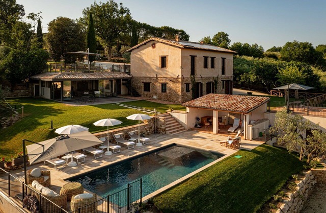 Alleinstehendes Ferienhaus mit W-LAN, Klimaanlage, privatem Pool, TV, Innenhof, bei Spoleto