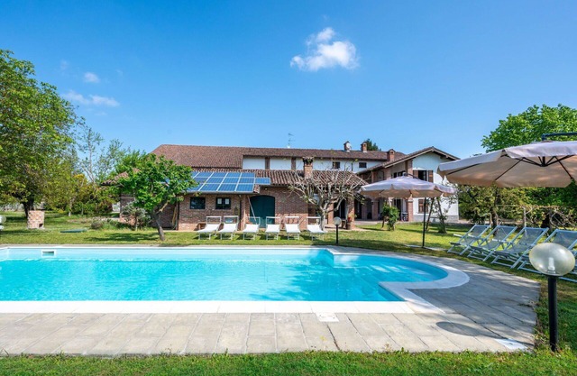 Alleinstehendes Ferienhaus mit W-LAN, privatem Pool, Whirlpool, TV, Innenhof, Panoramablick