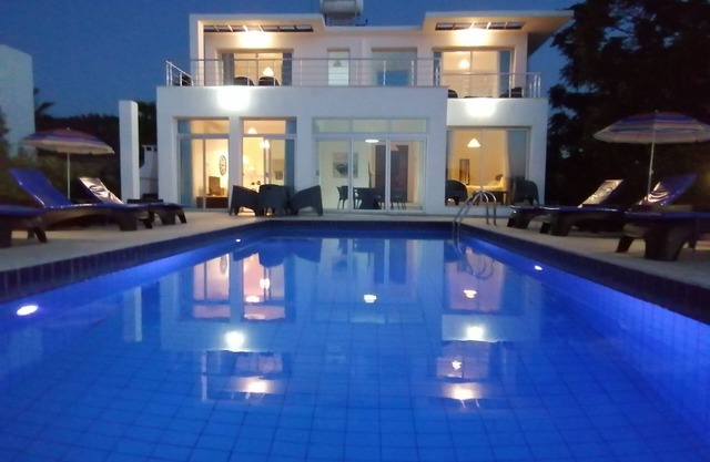 Private Villa mit beheiztem Pool, 3 Badezimmern, kostenfreiem WLAN und UK-TV, Klimaanlage in allen Zimmern