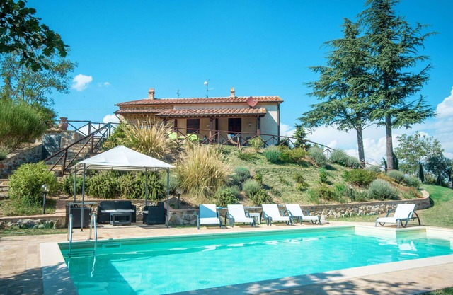 Alleinstehendes Ferienhaus mit privatem Pool, W-LAN, Whirlpool, TV, Innenhof, Panoramablick
