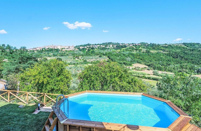 Alleinstehendes Ferienhaus mit Whirlpool, W-LAN, privatem Pool, TV, Innenhof, Panoramablick