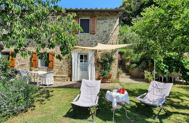 Alleinstehendes Ferienhaus mit Whirlpool, Klimaanlage, internet, TV, Panoramablick, bei Lucca