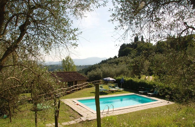 Alleinstehendes Ferienhaus mit internet, privatem Pool, TV, Innenhof, Panoramablick, bei Lucca