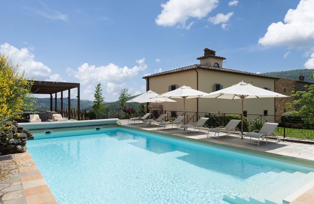 Schönes alleinstehendes Ferienhaus mit Whirlpool, privatem Pool, W-LAN, Klimaanlage, TV, Innenhof