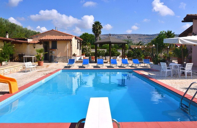 Alleinstehendes Ferienhaus mit W-LAN, Klimaanlage, privatem Pool, TV, Innenhof, Panoramablick