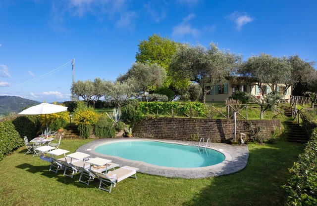 Alleinstehendes Ferienhaus mit W-LAN, privatem Pool, TV, Innenhof, Panoramablick, bei Viareggio