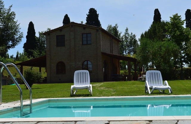 Alleinstehendes Ferienhaus mit Klimaanlage, privatem Pool, W-LAN, TV, Veranda, bei Siena