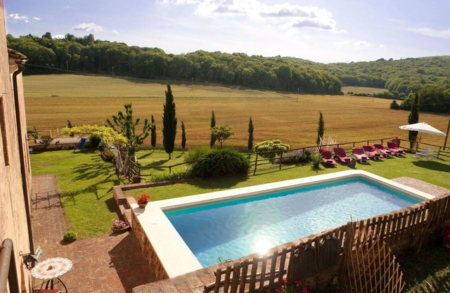 Schönes alleinstehendes Ferienhaus mit W-LAN, privatem Pool, Klimaanlage, Whirlpool, TV, Innenhof