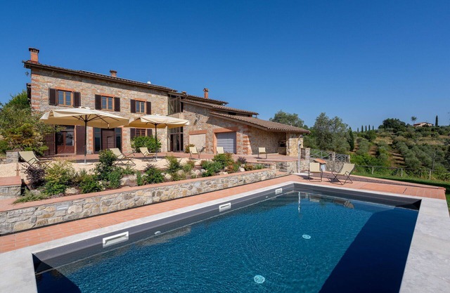 Alleinstehendes Ferienhaus mit Klimaanlage, W-LAN, privatem Pool, TV, Innenhof, Panoramablick