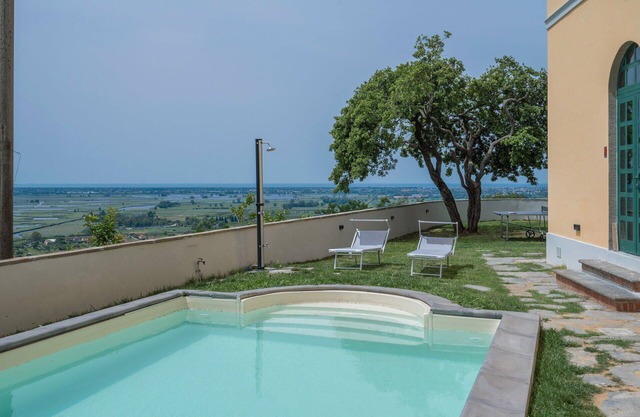 Alleinstehendes Ferienhaus mit W-LAN, privatem Pool, Klimaanlage, TV, Veranda, bei Viareggio