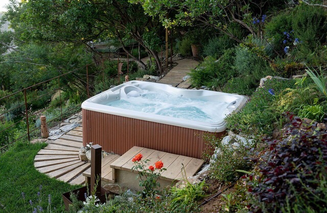 Alleinstehendes Ferienhaus mit Klimaanlage, Whirlpool, W-LAN, Sauna, Balkon, bei Forte Dei Marmi