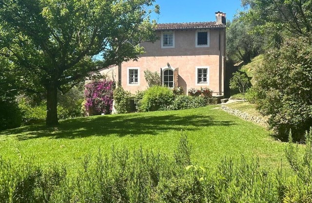 Alleinstehendes Ferienhaus mit W-LAN, TV, Innenhof, Panoramablick, Parkplatz, bei Viareggio